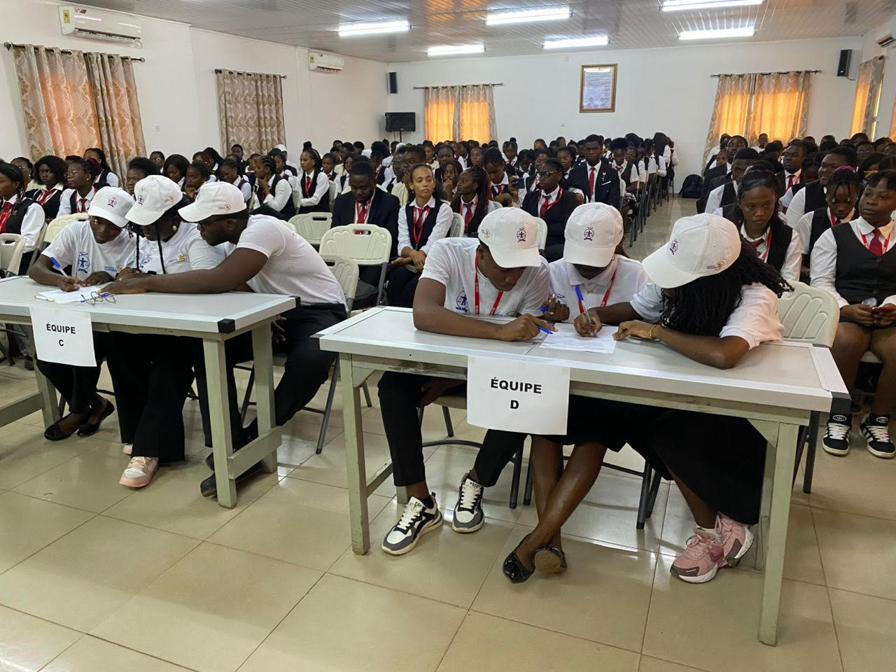 Des étudiants participant au concours