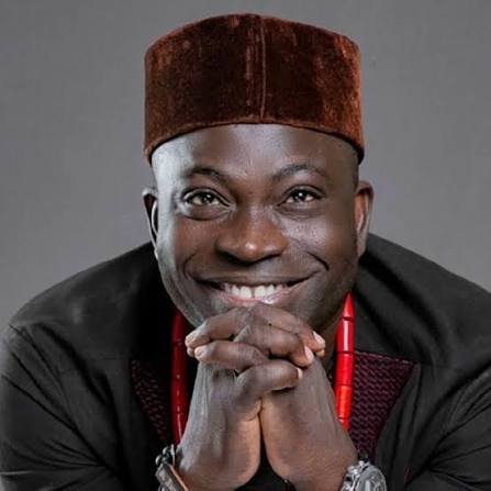 King Mensah sort son premier livre : la Voix d'Or du Togo se livre sans filtre